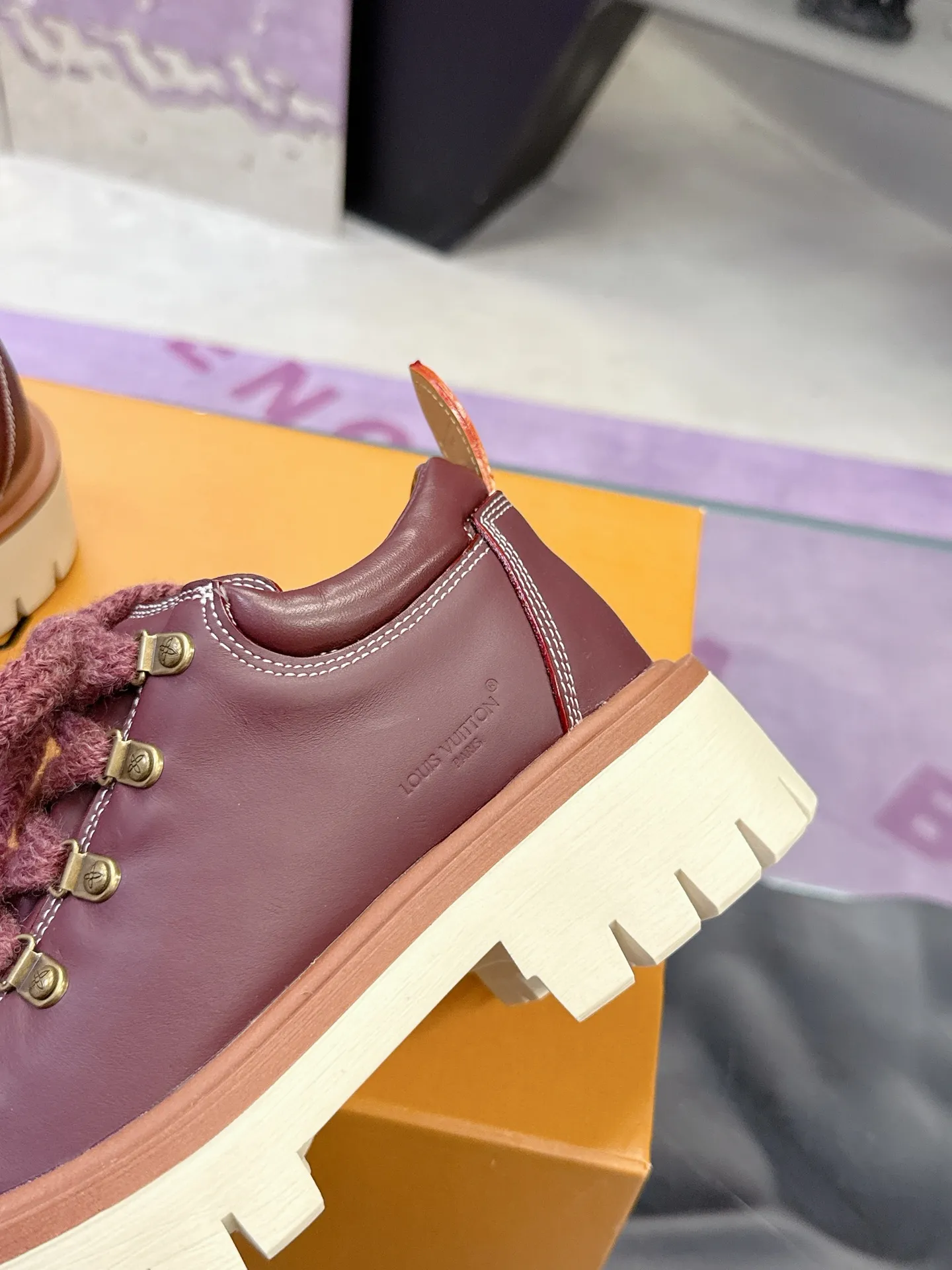 Factory price: 700💰 LV | Louis Vuitton 🧡💚2025 autumn and winter new style, top version ⚠️ The counter features the latest LV REMIX lace-up mountaineering derby shoes, new hard goods 🆕 ❥BS purchasing level! Full of high-end feel! A popular model among bloggers at home and abroad, it’s retro and fashionable, and looks stunning on your feet! Mainly recommended model on the official website★ ▪️Upper: top-quality first-layer cowhide ▪️Inner lining: imported sheepskin ▪️Outsole: original molded T men's shoes 💰U anti-slip outsole ▪️Sole height: 3.5cm ▪️Shoe size: Female 35-41 (41 customized, non-refundable) Male 39-45 (46 customized, non-refundable)